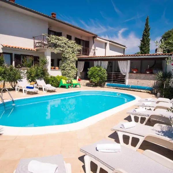 Apartment with private pool and arbor, hotel v destinaci Malinska