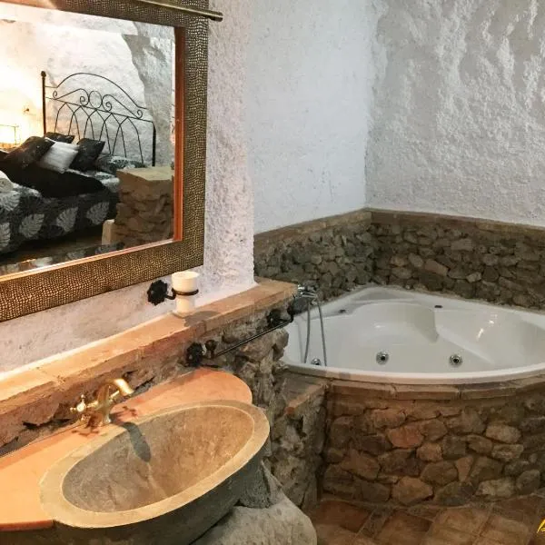 Alojamientos Cuevas Pinomojon, hotel v destinaci Cuevas del Campo