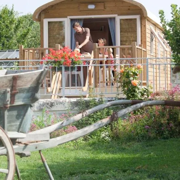 Les Roulottes de Cuzay, hotel em Roiffé