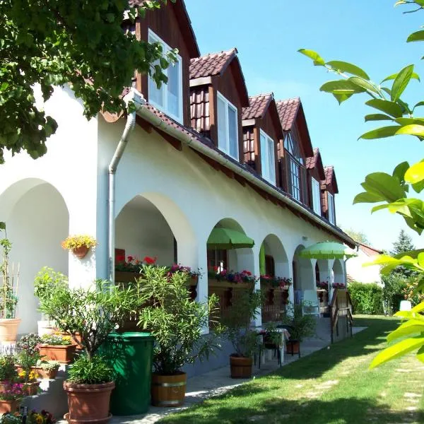 Haus Martha, Hotel in Balatonudvari