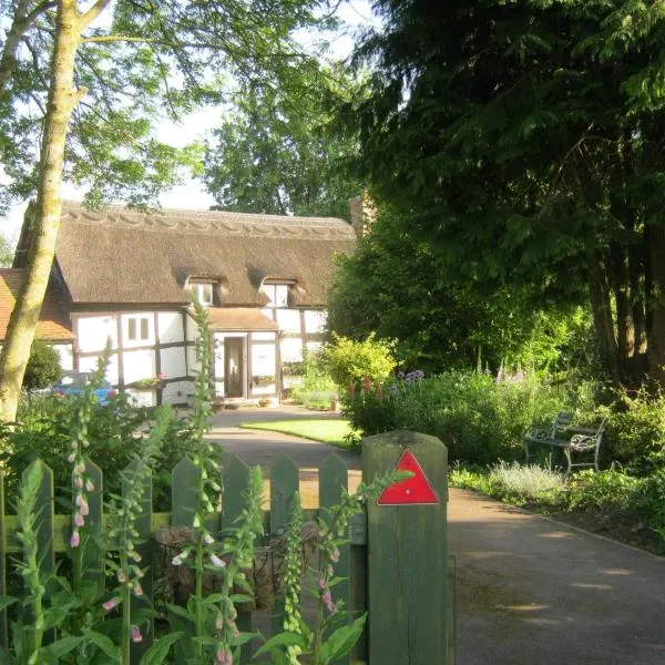 THE MOATS - CODDINGTON A small private thatched cottage B&B located in quiet countryside between Ledbury and Malvern - convenient for the Malvern Three Counties Showground and 5 miles from excellent shops restaurants and Ledbury Poetry Festival, hotel in Ledbury