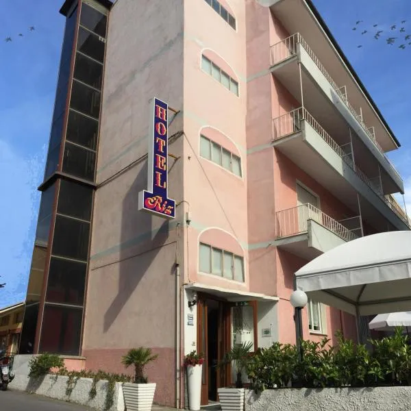 Hotel Riz, hotel v mestu Finale Ligure