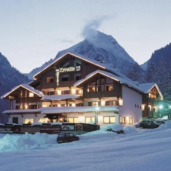 Hotel Tyrolia, hotel in Livinallongo del Col di Lana