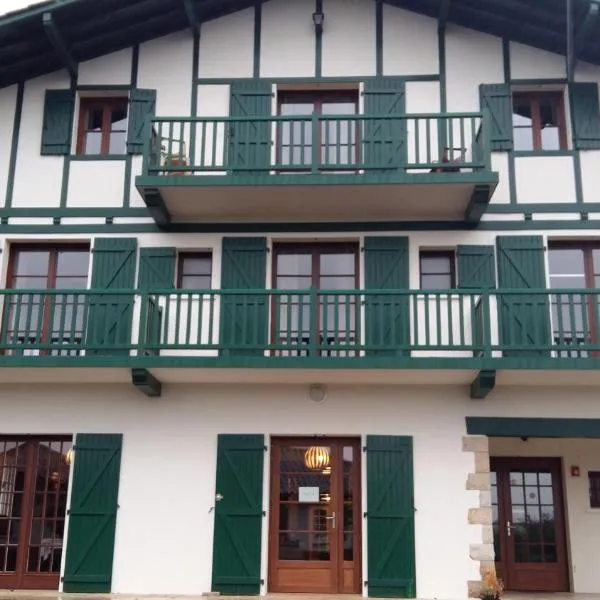 Hotel Mendionde – hotel w Saint-Pée-sur-Nivelle