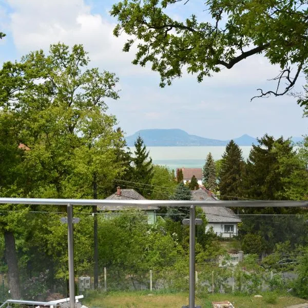 Hilltop Apartments, hotel di Fonyod