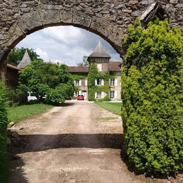Pierre Deluen Domaine de la Grange de Quaire, hotel in Saulgond