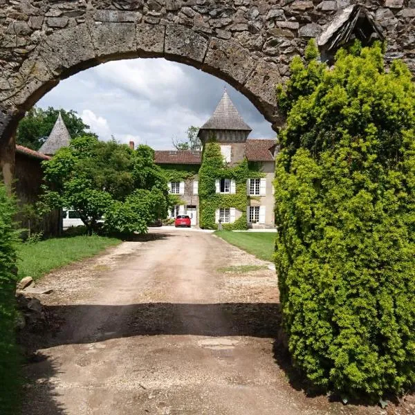 Pierre Deluen Domaine de la Grange de Quaire – hotel w mieście Chassenon