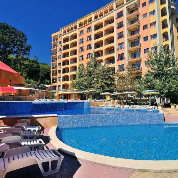 Kris Apartments at Paradise Green Park, ξενοδοχείο στο Golden Sands