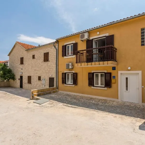 Marijana Bol Apartments, hotel din Bol