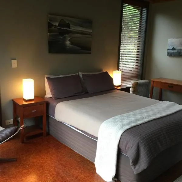 Piha Beachstay Accommodation, hotel en Bethells Beach