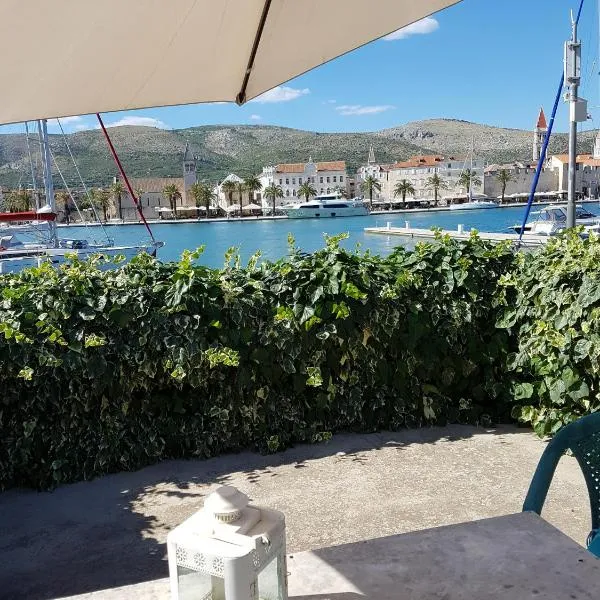 Room Cvita, khách sạn ở Trogir