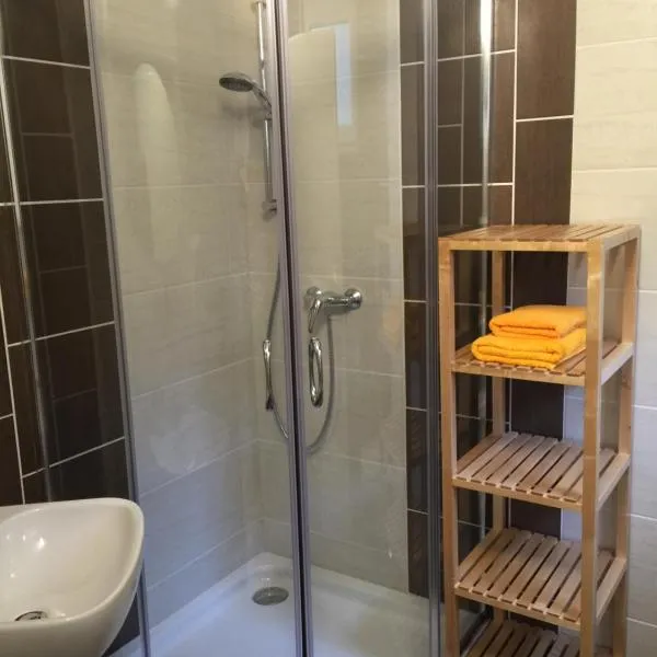Privatzimmer Weber, hotel v destinaci Hautzenbichl