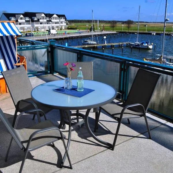 Fewo Sonnensegler Usedom direkt am Yachthafen mit Terrasse Parkplatz WLAN, hotel in Karlshagen