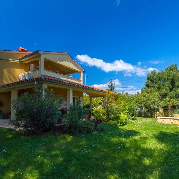 Franulovic Apartments, hotel a Premantura