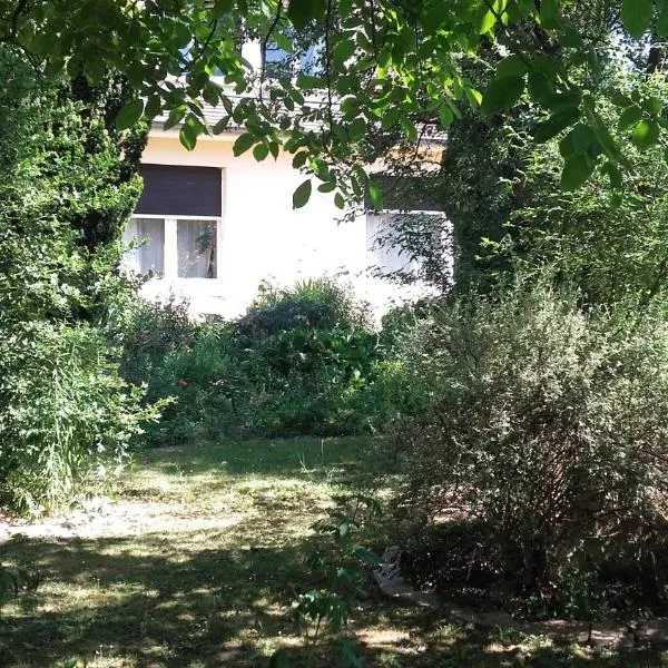 Chambres du Jardin Fleuri, hotel in Saint-Aubin-lès-Elbeuf