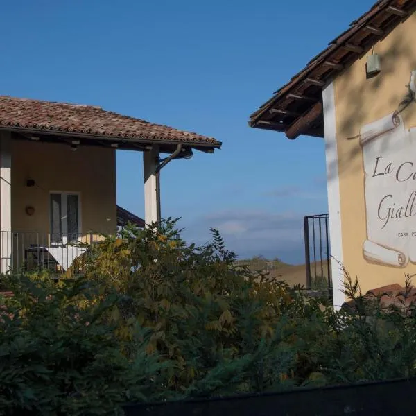 La Casa Gialla – hotel w mieście Monforte dʼAlba