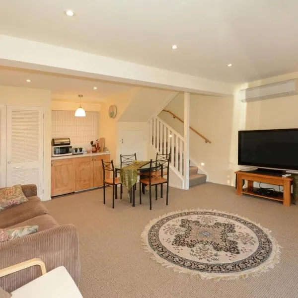 Sleep on the Steepest Street in the World!, hotel in Dunedin