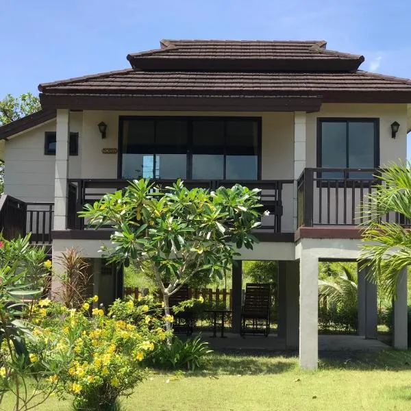 The Hip Resort @ Khao Lak, hotel v destinaci Bang Sak