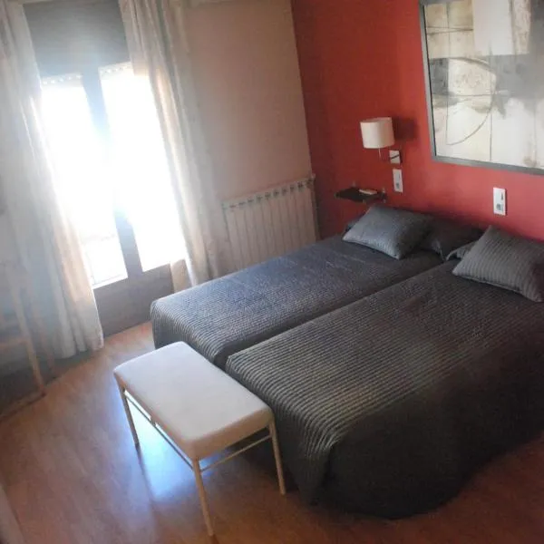 Hostal Delgado, hotel v destinaci Benabarre