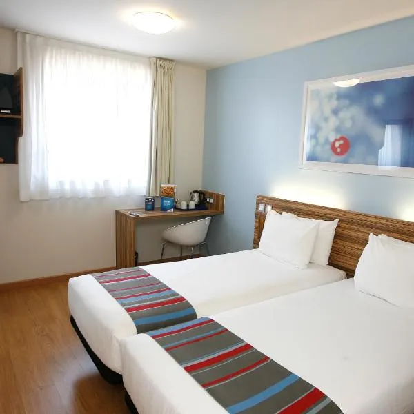 Travelodge Valencia Aeropuerto, hotel Manisesben