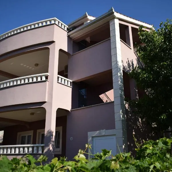 Apartments Bazina, hotel u Kaštelima