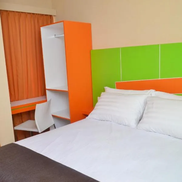 Titanium Express HomTel, hotel sa Pondokcina