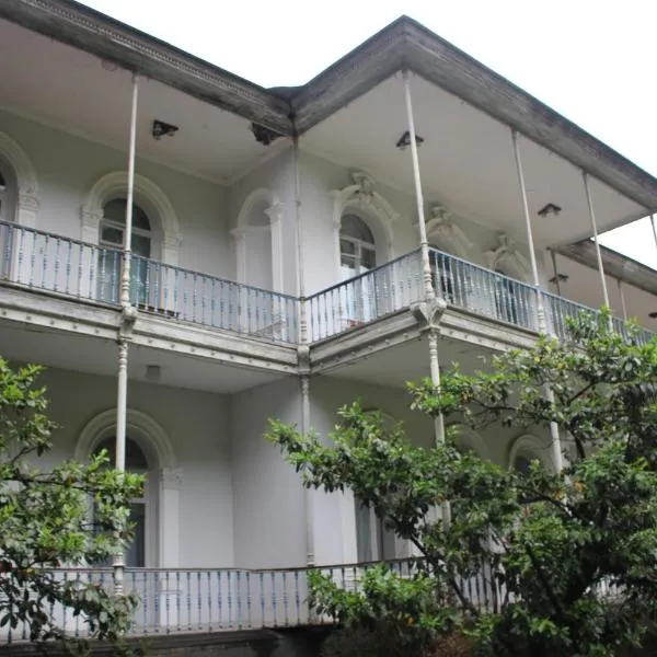 Firuza Hostel โรงแรมในBorjomi