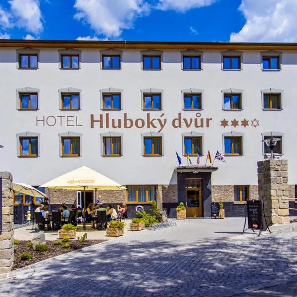 Wellness Hotel Hluboký Dvůr, hotell i Velká Bystřice