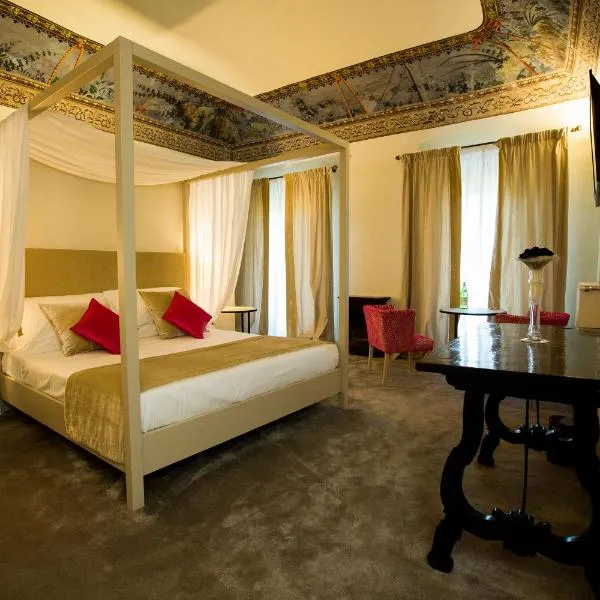 Palazzo Franceschini, hotel Casciában