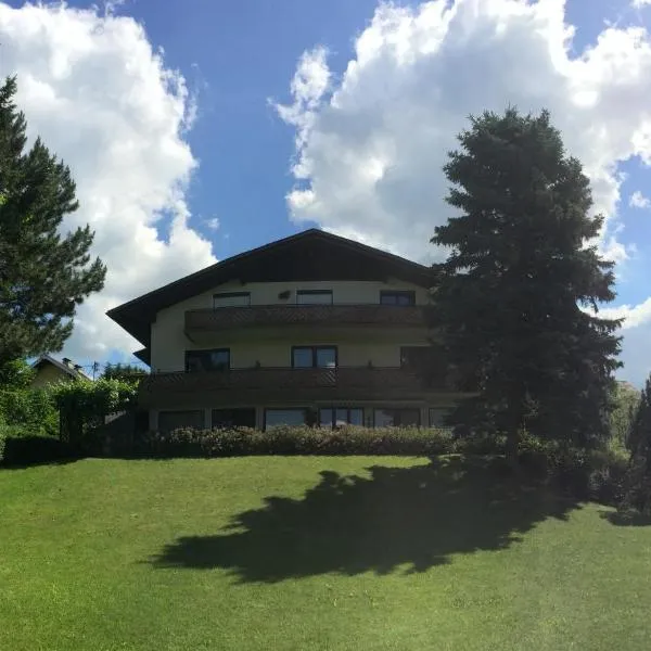 Haus Auer, hotel v destinaci Weyregg