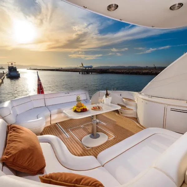 Luxury Yacht Hotel, khách sạn ở Gibraltar