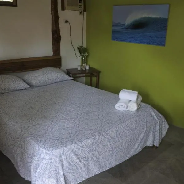 Wild Waves Surf-House – hotel w mieście Popoyo