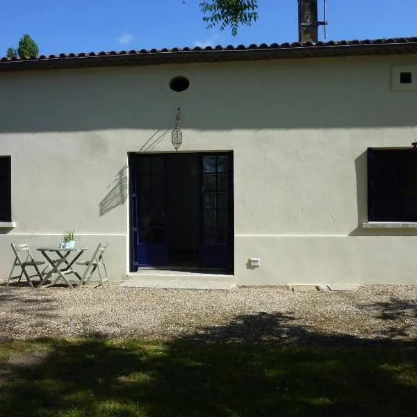 Tour Rouge Gites, hotel v destinaci Virazeil