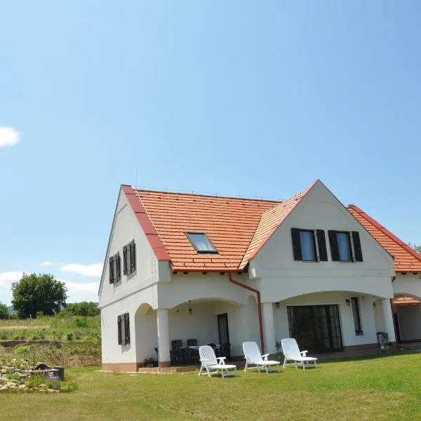 Villa De Dominique, hotel v destinaci Erdőbénye