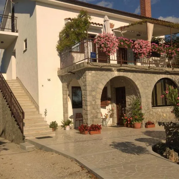 Apartments Cvelic Milovcic, hotel in Malinska