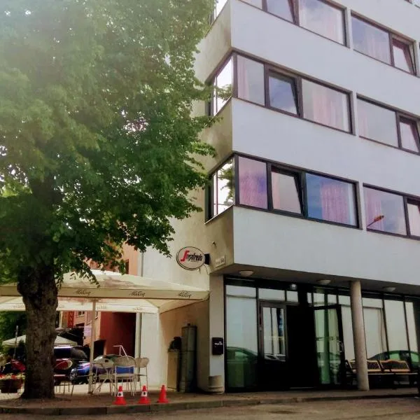 Carolina Hotel, viešbutis Pernu