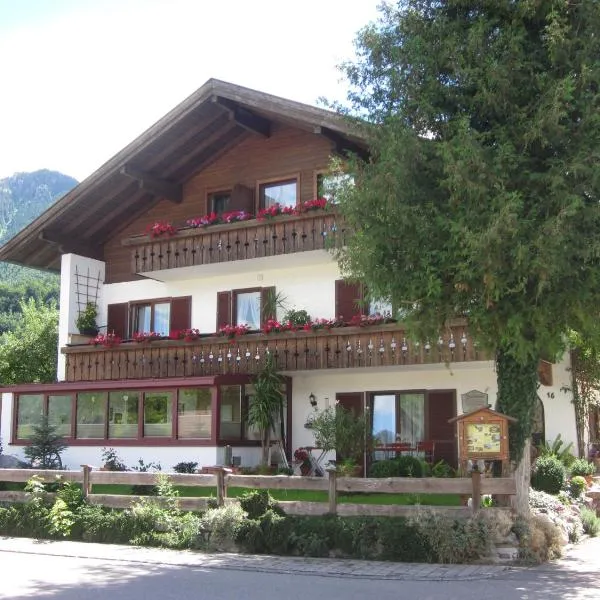 Gästehaus Pöppl, hotel v destinaci Unterwössen