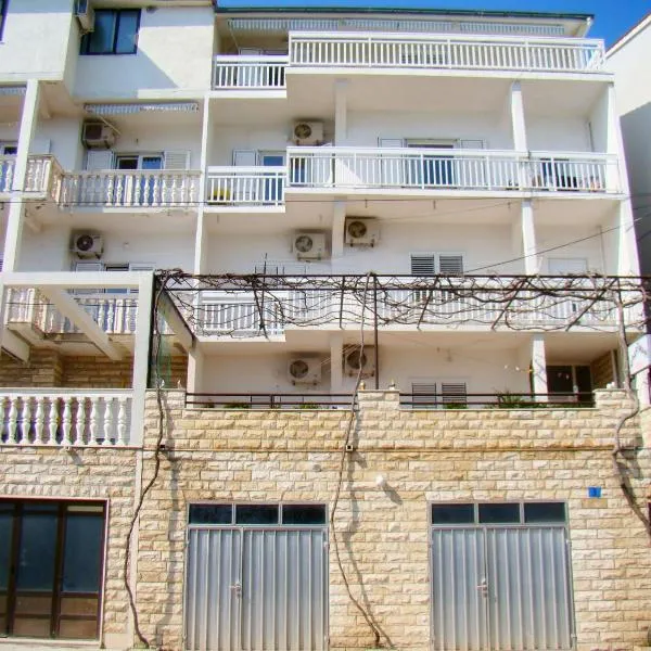 Apartments Anka, hotel di Duće