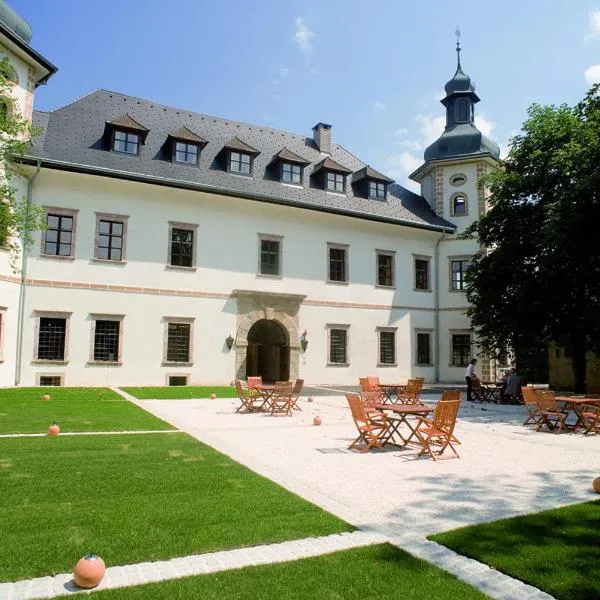 JUFA Hotel Schloss Röthelstein – hotel w mieście Admont