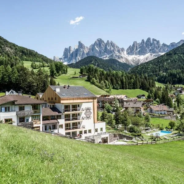 Hotel Tyrol, hotel a Funes