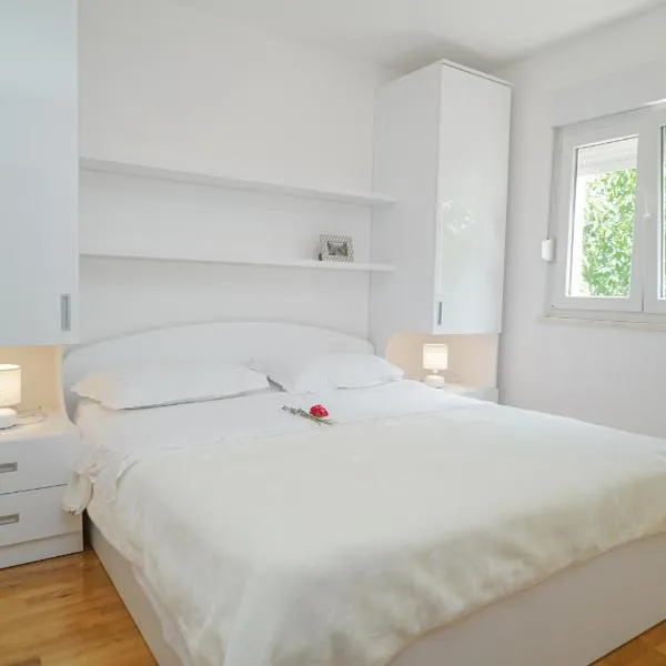 Holiday house between the sea and lakes, hotel v destinácii Grubine