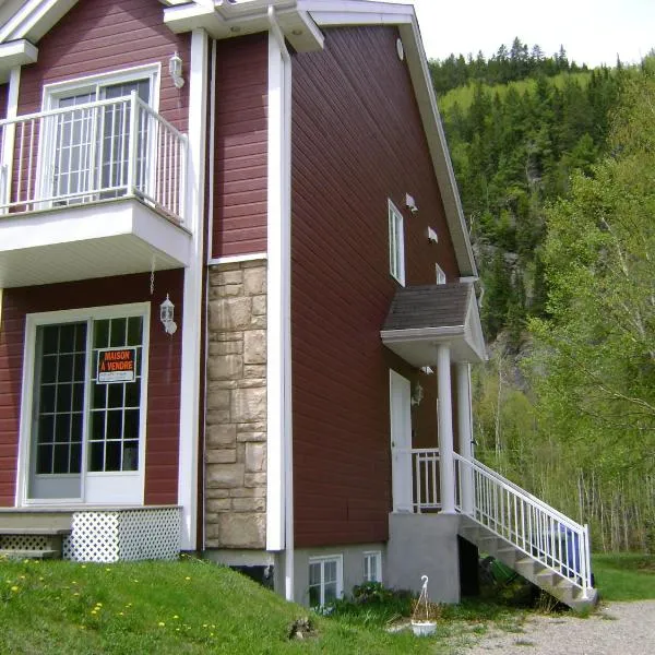 Entre roc et montagne, hôtel à LʼAnse-Saint-Jean