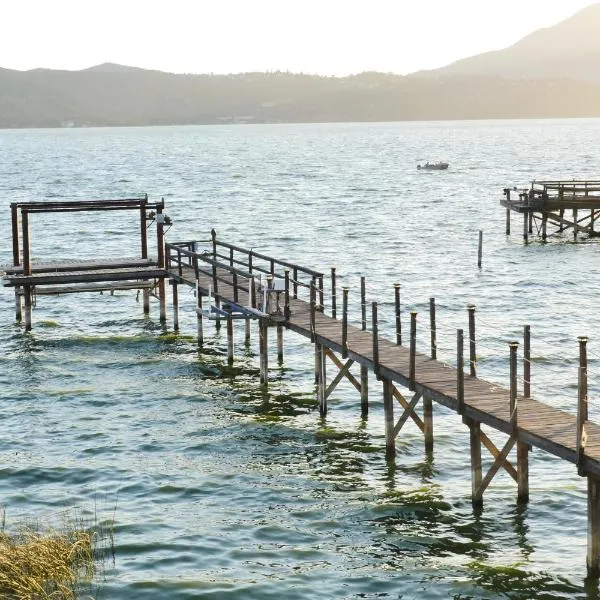 Bungalow on the lake, hotel di Clearlake