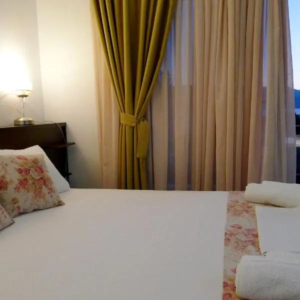 Ampoulos Rooms & Apartments, hotel em Skopelos Lesvou