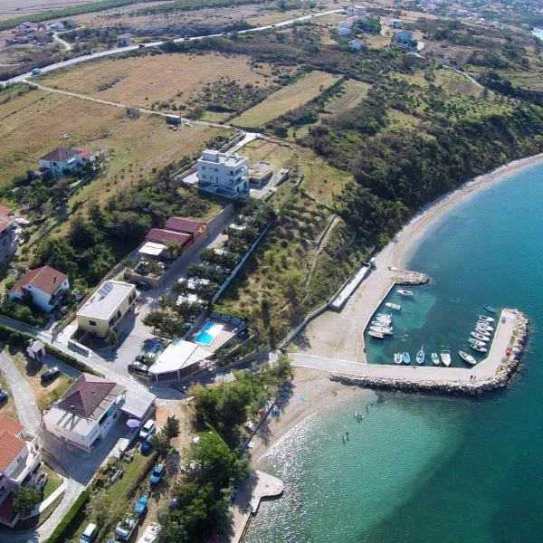 Odmoree Camp & Hostel, hotel v Ražanaci