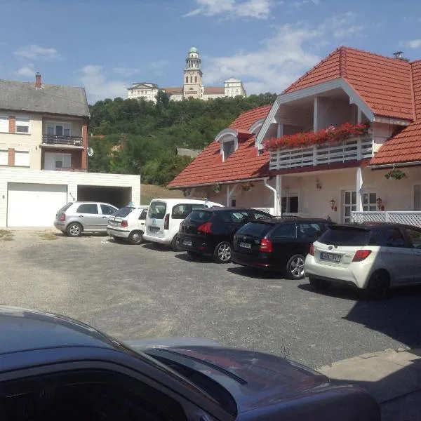 Pannon Panzió Restaurant, hotel v destinaci Pannonhalma