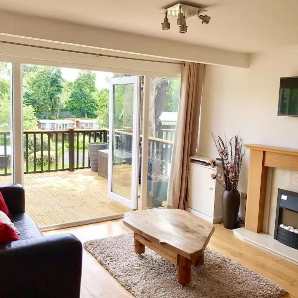 North Wales Lake View 2 Bedroom, hotel in Groeslon