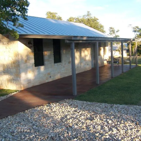 Breezy Hills Cottages - Hill Top Cottage, hotel in Fredericksburg