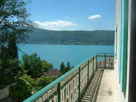 Les Terrasses du Lac- Villa Le LAC Cottage au Bord du Lac d'Annecy -, hotelli kohteessa Veyrier-du-Lac