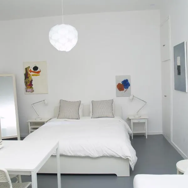 Newly Renovated Apt in Kolonaki, hotel v Aténách